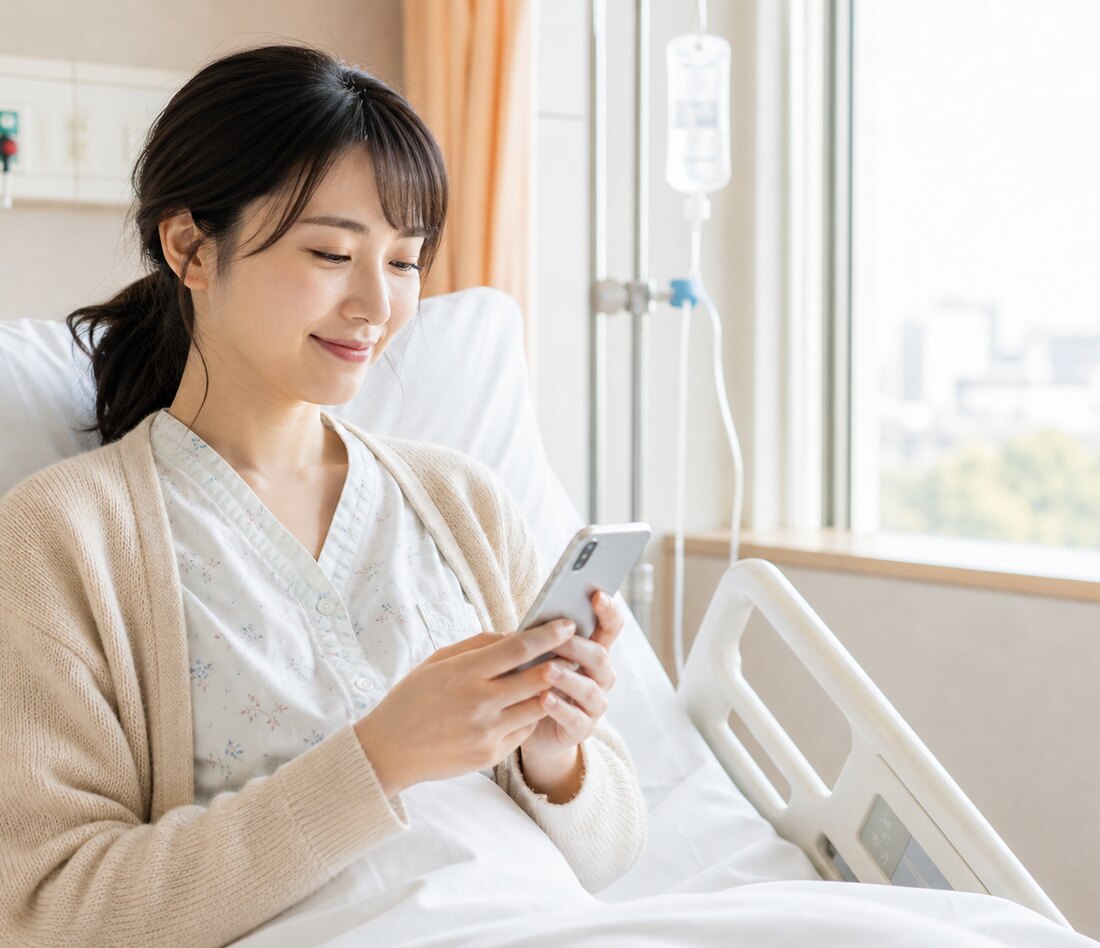 病室でスマートフォンの記録を穏やかに確認する人物